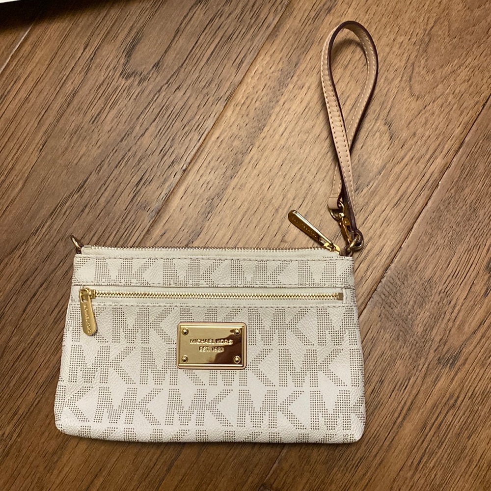 Michael kors wristlet. Like brand new.